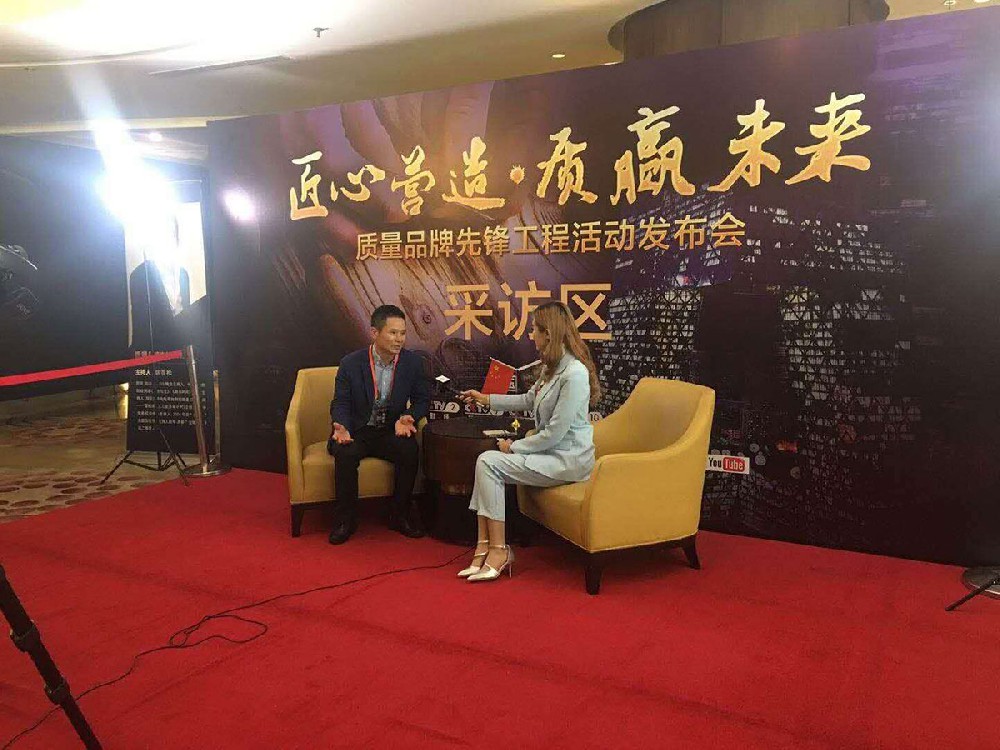 参加央视上海发布会